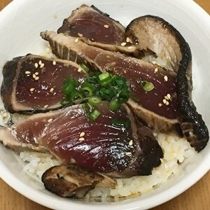 白米にタレが染みて美味しい♡鰹のたたきのミニ漬け丼